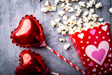 Walentynki. Święto zakochanych, popcorn i serduszka © JacZia