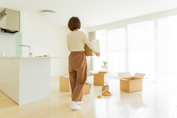引越し作業中の女性
