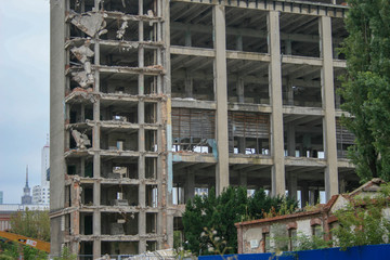 rozbiórka starej fabryki duży gmach budynek warszawa © Arkadiusz