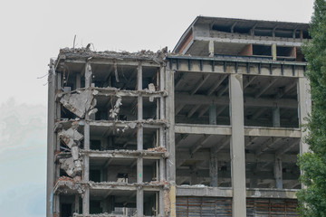 rozbiórka starej fabryki duży gmach budynek warszawa © Arkadiusz