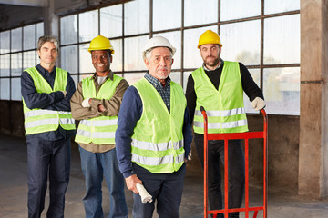 Vier Kollegen als Logistik Team
