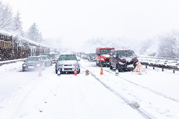 Autos stehen bei Schnee im Stau