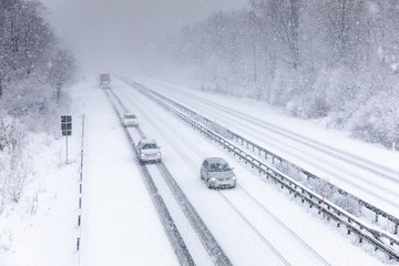 Verschneite Autobahn