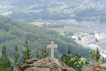Cruz de piedra en el mirador de San Roque (Vivieiro, Lugo - España).