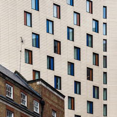 Finestre colorate e muri antichi