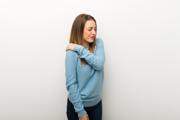 Fototapeta na wymiar Blonde woman on isolated white background suffering from pain in shoulder for having made an effort