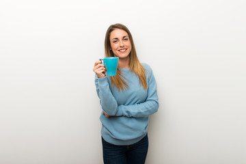 Naklejka premium Blonde woman on isolated white background holding a hot cup of coffee