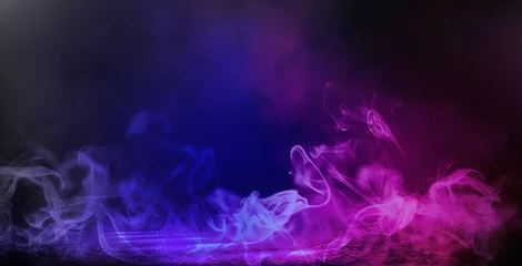 Foto op Plexiglas Achtergrond van een lege donkere kamer. Lege muren, neonlicht, rook, smog. Blauwe en roze rook, ultraviolet licht in het donker. © MiaStendal