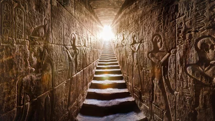 Foto op Canvas EGYPTE Edfu, Aswan-tempel, voltooid door Ramses II (-1200). Doorgang geflankeerd door twee gloeiende muren vol Egyptische hiërogliefen, verlicht door een warme oranje achtergrondverlichting van een deur aan de © Konstantin