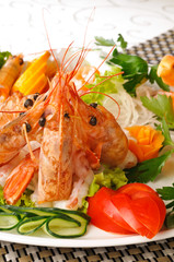 Pesce crudo e gamberi con verdure , close-up