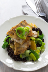 Zanderfilet gebraten auf Belugalinsen mit Lauch und Orangen