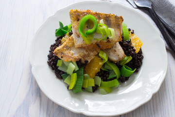 Zanderfilet gebraten auf Belugalinsen mit Lauch und Orangen