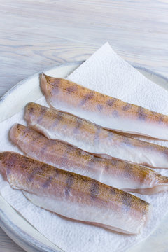 rohe Zanderfilets zum Kochen vorbereitet