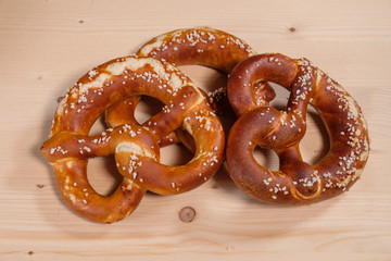 Drei Brezn, rustikal serviert