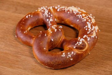 Brezel auf Tisch