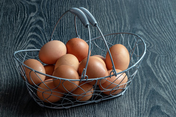 Oeufs empilés dans une corbeille métallique