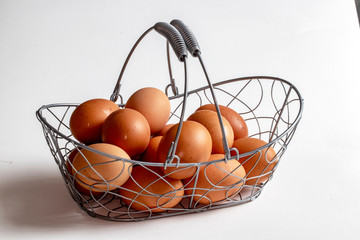 Oeufs empilés dans une corbeille métallique