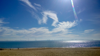 Playa con cielo despejado y azul