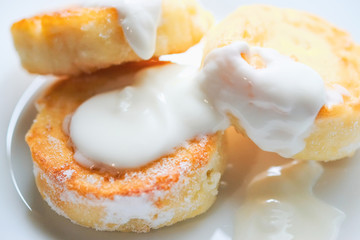 cheesecakes with sour cream on a plate