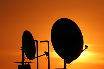 Satellitenschüssel im Morgenrot