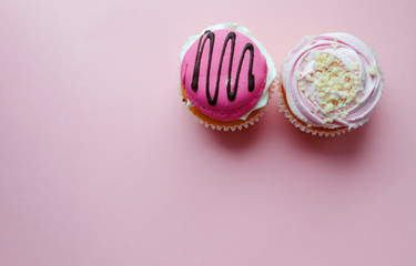 Obraz premium pink cream cupcakes and macaroon on pink background