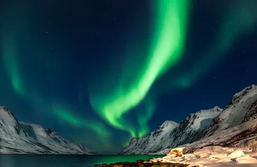 Fototapeten Erstaunliche Aurora Borealis in Nordnorwegen (Kvaloya), Berge im Hintergrund © Kamila Sankiewicz