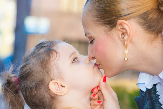 Mother and Daughter Kissing - Stock image