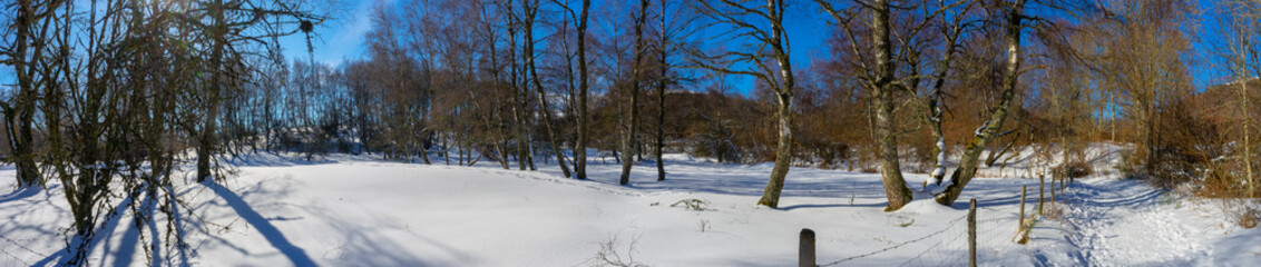 Prise de vue panoramique de la campagne enneigée en Auvergne. Sur le chemin du Puy de Parioux, col des Goules, Puy-de-Dôme, Auvergne