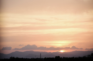 Fototapeta premium Wieczorne niebo z żółtego złota W krajach tropikalnych latem