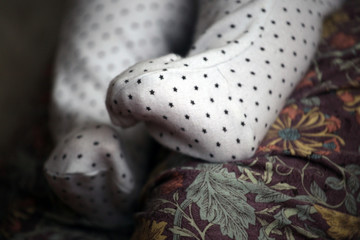 baby girl foot mother 