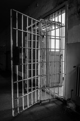 Krata w starym więzieniu - obrazy, fototapety, plakaty