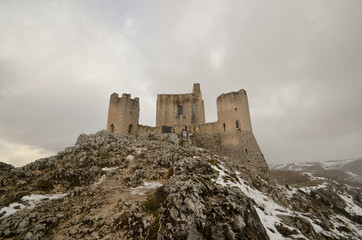 Fototapeta premium Rocca Calascio con la neve - Antica fortezza in Abruzzo