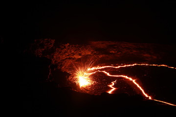 zygzakowate wzory gorącej lawy na powierzchni aktywnego wulkanu nocą - obrazy, fototapety, plakaty
