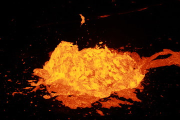 wybuchy gorącej lawy wewnątrz aktywnego wulkanu - obrazy, fototapety, plakaty