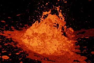 buchająca lawa kotłująca się wewnątrz wulkanu