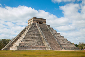 Fototapeta na wymiar Mayan pyramid, Famous temple of Kukulcan, plumed serpent, El Castillo in Chichen Itza, vacation in Yucatan, Mexico