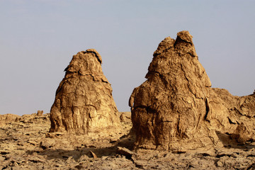 dwie olbrzymie termitiery w  etiopii