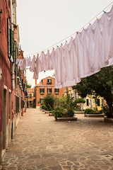 Calle con ropa tendida en Murano, Italia.