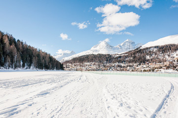 Fototapeta na wymiar St. Moritz, St. Moritzersee, Piz Julier, Corviglia, Alpen, Oberengadin, Winter, Wintersport, Graubünden, Schweiz