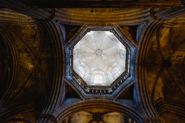Fototapeta na wymiar Plafond en arc de la cathédrale Sainte Eulalie de Barcelone