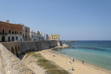 Fototapeta na wymiar Italia Puglia Città di Gallipoli piccola spiaggia della purità