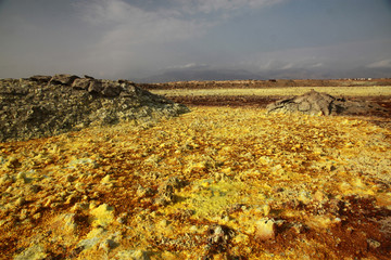  krajobraz pustyni danakilskiej w etiopii z naturalnymi kolorowymi naciekami różnych związków...
