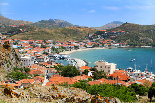 Blick auf Myrina mit Meer und Berge (Limnos)