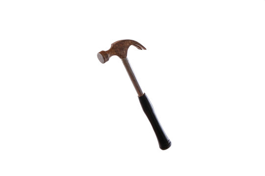 Ein verrosteter Hammer &uuml;ber wei&szlig;em Hintergrund (freigestellt)