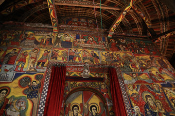 bogato zdobione wnętrze  starego  i zabytkowego ortodoksyjnego kościoła w etiopii - obrazy, fototapety, plakaty