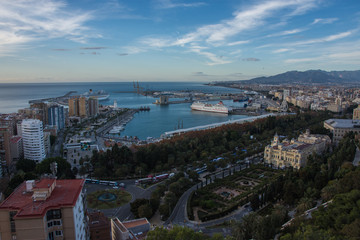 Obraz premium Beautiful sunrise sky in the marina bay of Malaga city. Stunning pink and orange seascape.
