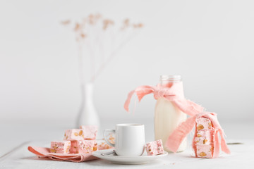 rosa Turron mit Kaffee