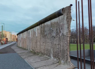 Keuken spatwand met foto broken aged part of the historic wall in berlin © Petros