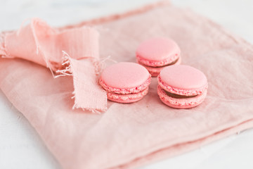 rosa Macarons auf rosa Tuch