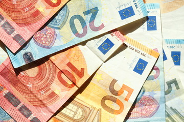 Euro-Banknoten und Euro-Münzen